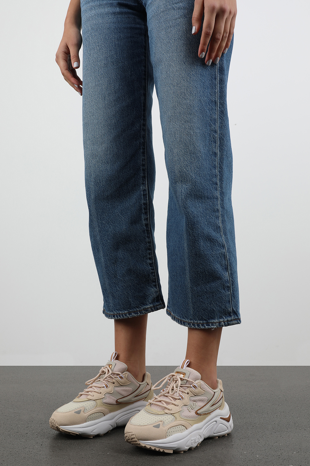 תמונת כל הלוק של נעלי סניקרס צ'אנקיות בגווני בז' ולבן